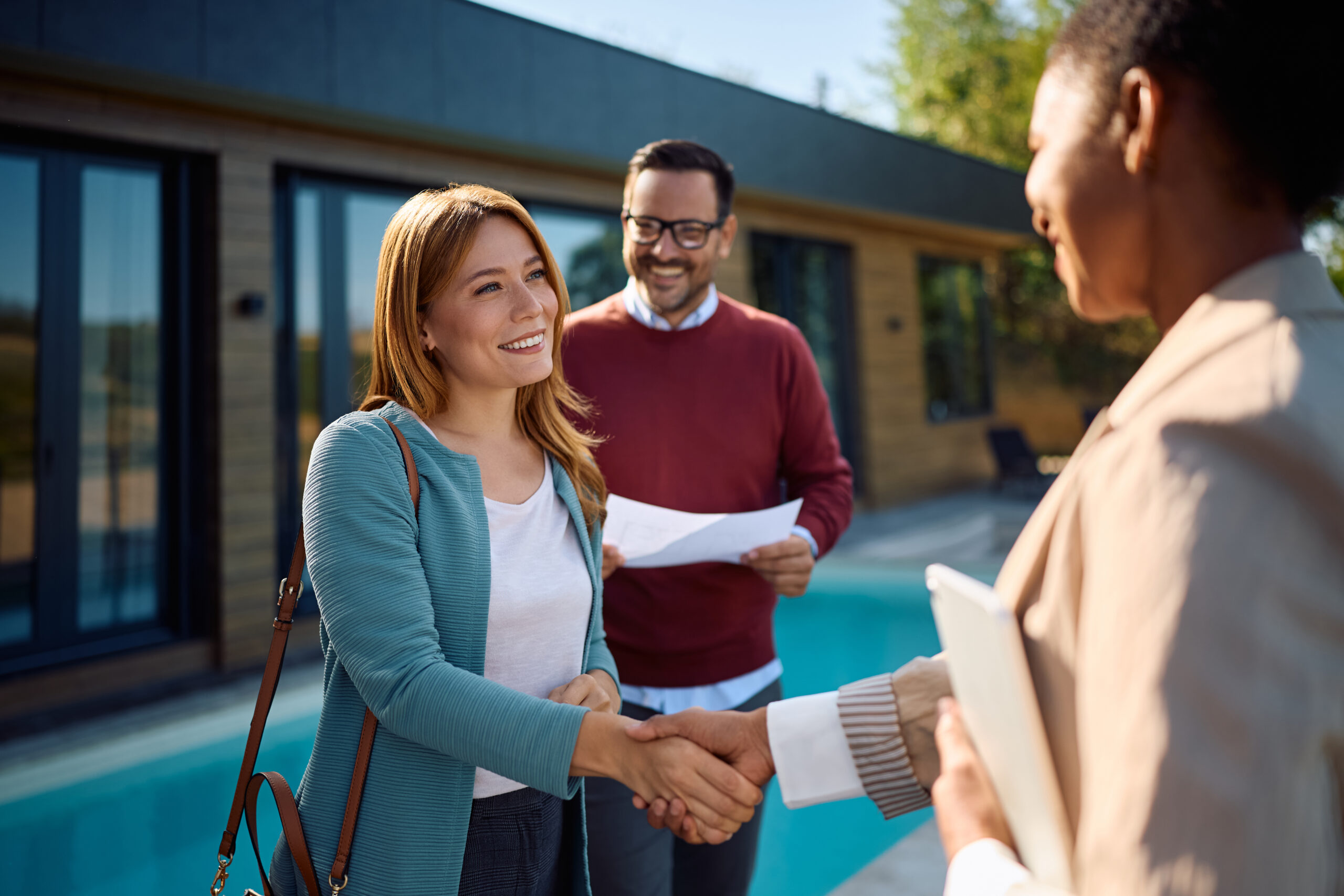 Couple reaching agreement with an agent in a rising inventory market